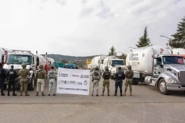 Un operativo coordinado entre fuerzas estatales y federales permitió el aseguramiento de 25 pipas con más de 80 mil litros de hidrocarburo presuntamente robado en Tepeaca. FOTO: Guardia Nacional.
