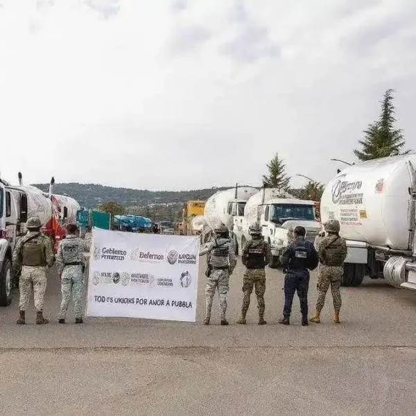 Un operativo coordinado entre fuerzas estatales y federales permitió el aseguramiento de 25 pipas con más de 80 mil litros de hidrocarburo presuntamente robado en Tepeaca. FOTO: Guardia Nacional.