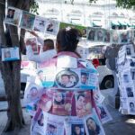 Familiares de personas desaparecidas alzaron el “Árbol de la Esperanza” para exigir a la Comisión de Búsqueda avances reales en la localización de sus seres queridos. FOTO: Agencia Gran Angular.