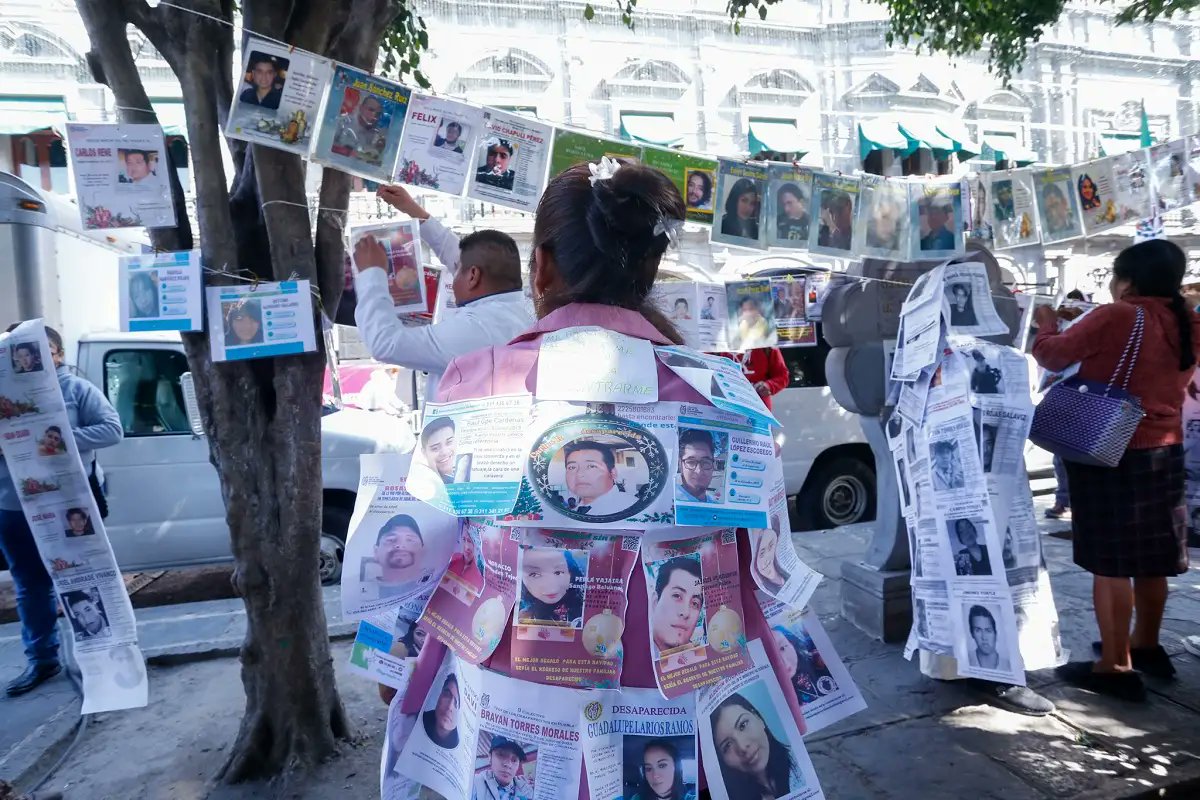 Familiares de personas desaparecidas alzaron el “Árbol de la Esperanza” para exigir a la Comisión de Búsqueda avances reales en la localización de sus seres queridos. FOTO: Agencia Gran Angular.