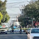 Policía municipal, estatal y grupo Antibombas resguardan la zona del BBVA de la 25 Poniente, tras localizar un artefacto sospechoso con temporizador.