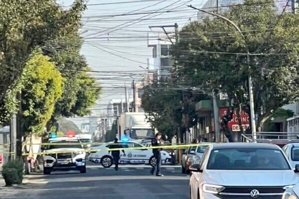 Policía municipal, estatal y grupo Antibombas resguardan la zona del BBVA de la 25 Poniente, tras localizar un artefacto sospechoso con temporizador.