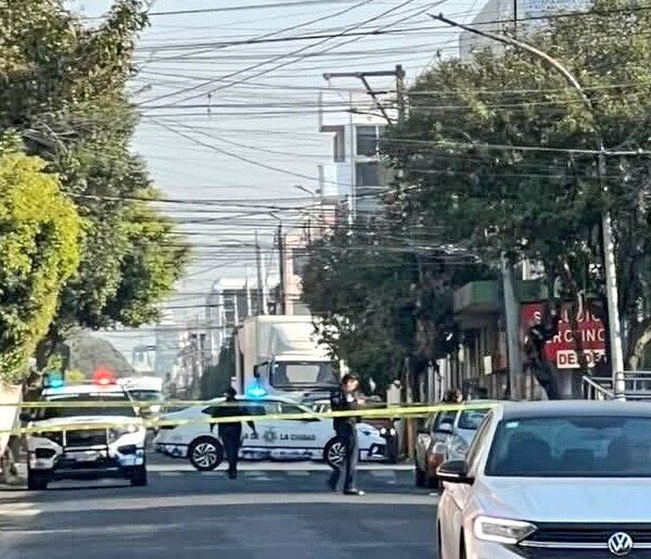 Policía municipal, estatal y grupo Antibombas resguardan la zona del BBVA de la 25 Poniente, tras localizar un artefacto sospechoso con temporizador.
