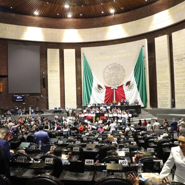La Ley General de Aguas avanzó en comisiones entre protestas y acusaciones; el dictamen ahora llegará al pleno mientras agricultores y legisladores mantienen discrepancias sobre su alcance.