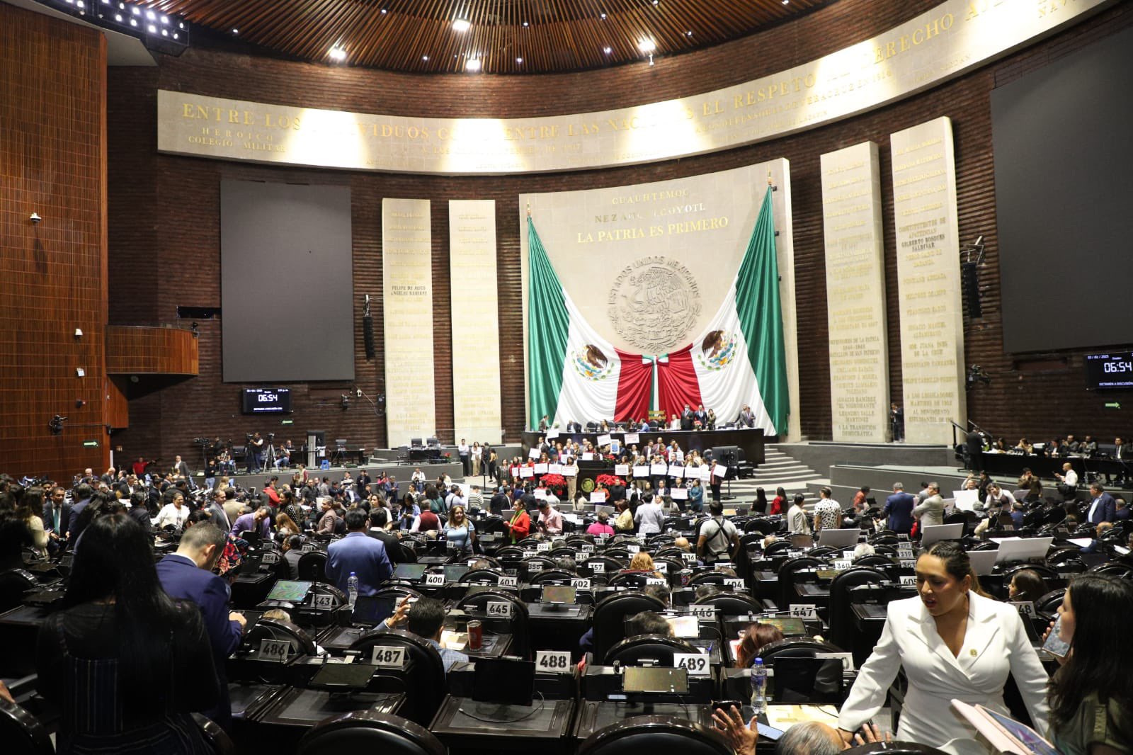 La Ley General de Aguas avanzó en comisiones entre protestas y acusaciones; el dictamen ahora llegará al pleno mientras agricultores y legisladores mantienen discrepancias sobre su alcance.
