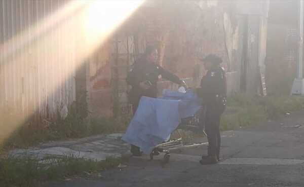 La mujer abandonada dentro de un carrito de supermercado en El Carmen ya fue identificada como Joselin Liliana Vázquez García, de 24 años. FOTO: A Tiempo Noticias.