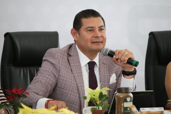 Alejandro Armenta aseguró que su gobierno ahorró 400 mdp en licitaciones