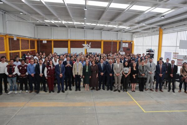 Sheinbaum visitó el Centro de Diseño del ITP para revisar los avances de Olinia, el primer auto eléctrico desarrollado y producido en México. FOTO: Secihti_Mx.