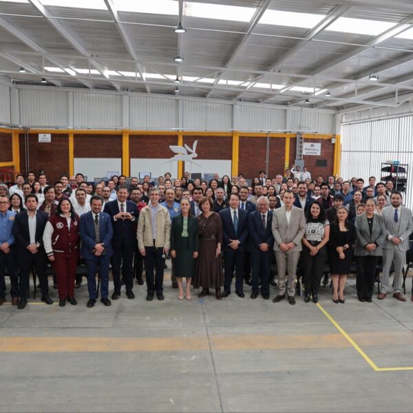 Sheinbaum visitó el Centro de Diseño del ITP para revisar los avances de Olinia, el primer auto eléctrico desarrollado y producido en México. FOTO: Secihti_Mx.
