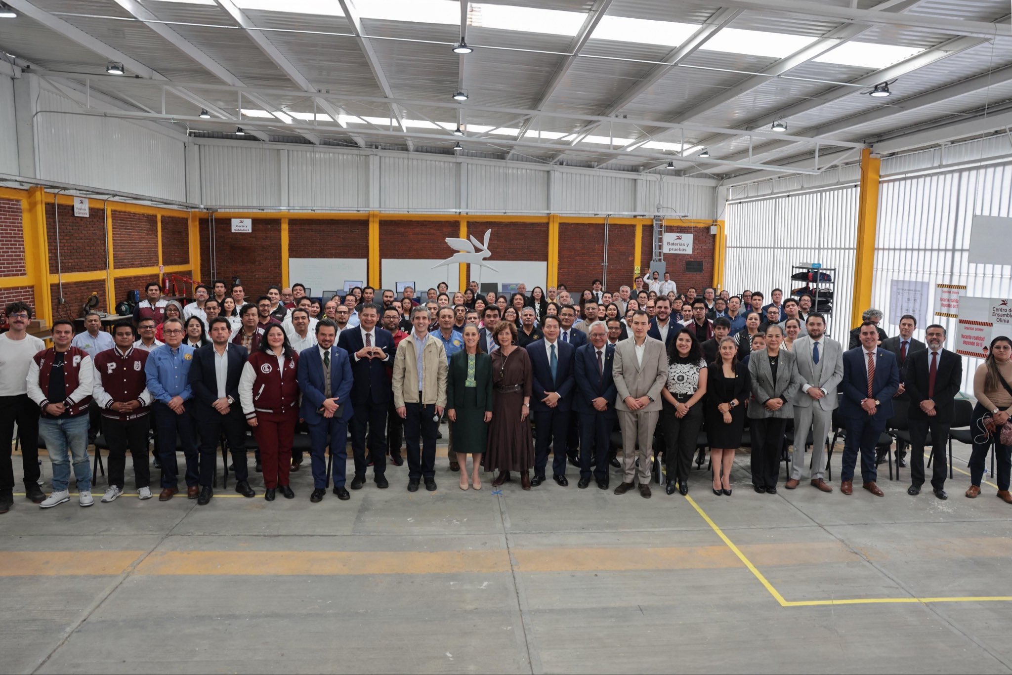 Sheinbaum visitó el Centro de Diseño del ITP para revisar los avances de Olinia, el primer auto eléctrico desarrollado y producido en México. FOTO: Secihti_Mx.