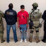 “El Lápiz” y “La Pulga”, señalados por extorsión y narcomenudeo en varios mercados de Puebla, fueron capturados tras cateos encabezados por fuerzas estatales y federales.