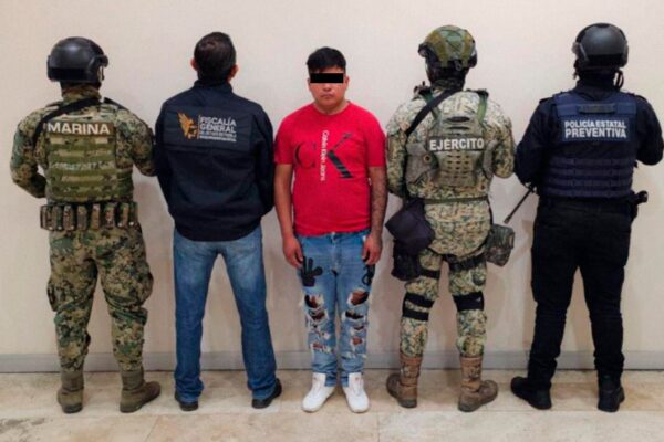 “El Lápiz” y “La Pulga”, señalados por extorsión y narcomenudeo en varios mercados de Puebla, fueron capturados tras cateos encabezados por fuerzas estatales y federales.