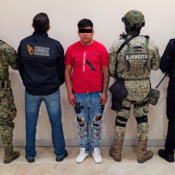 “El Lápiz” y “La Pulga”, señalados por extorsión y narcomenudeo en varios mercados de Puebla, fueron capturados tras cateos encabezados por fuerzas estatales y federales.