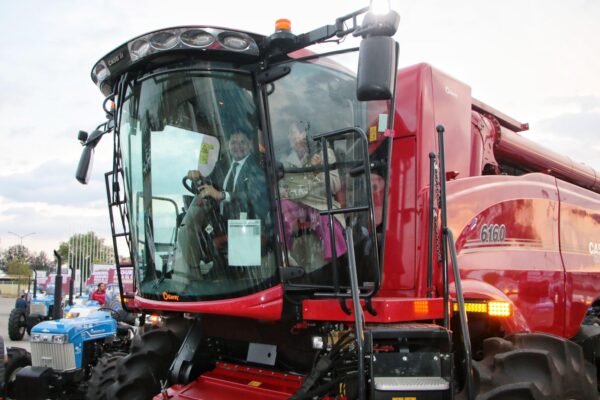 Puebla refuerza la tecnificación del campo con la entrega de 357 nuevos equipos agrícolas, que elevan a más de 700 las unidades en operación en todo el estado.