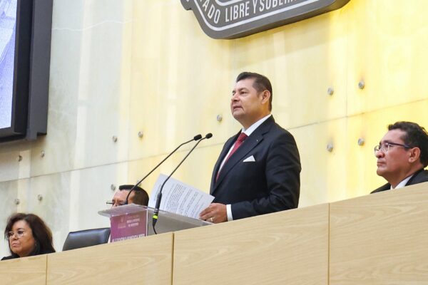 Alejandro Armenta entregó su Primer Informe de Labores ante el Congreso de Puebla, donde reconoció la pluralidad legislativa y aseguró que atenderá las críticas de todas las fuerzas políticas. FOTO: Gobierno de Puebla.