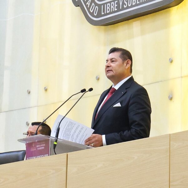 Alejandro Armenta entregó su Primer Informe de Labores ante el Congreso de Puebla, donde reconoció la pluralidad legislativa y aseguró que atenderá las críticas de todas las fuerzas políticas. FOTO: Gobierno de Puebla.