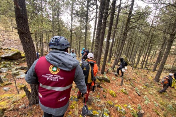 Diez alpinistas extraviados en el Citlaltépetl fueron rescatados con vida. FOTO: @PCGobPue.