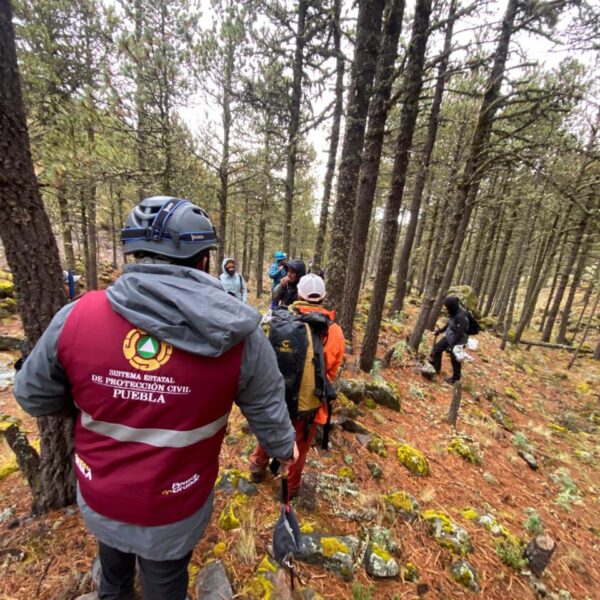 Diez alpinistas extraviados en el Citlaltépetl fueron rescatados con vida. FOTO: @PCGobPue.