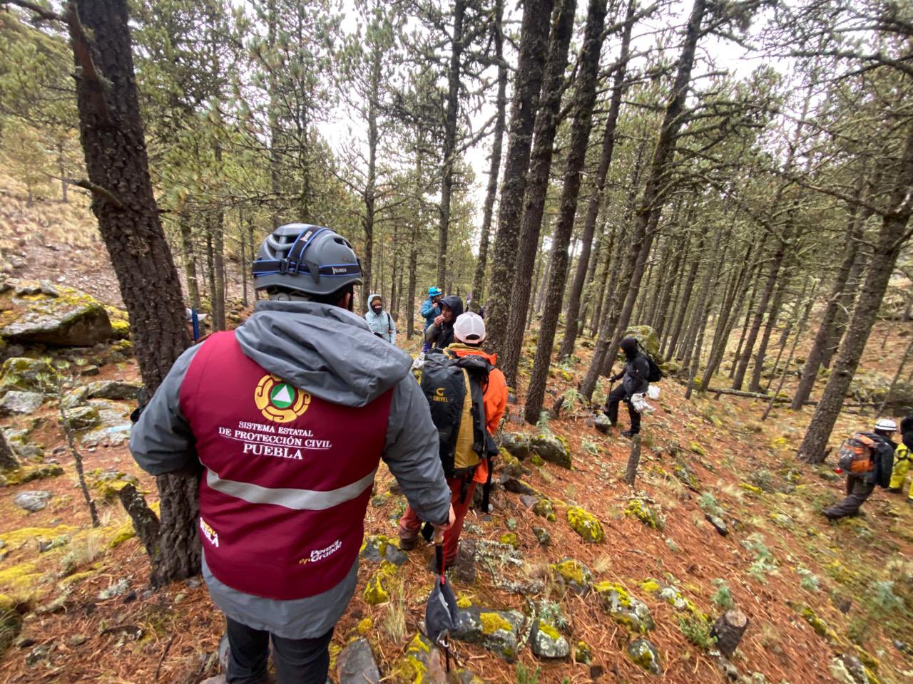 Diez alpinistas extraviados en el Citlaltépetl fueron rescatados con vida. FOTO: @PCGobPue.