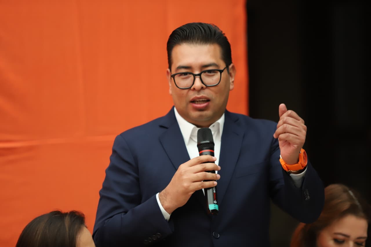 Néstor Camarillo se destapa rumbo a 2027 y busca la alcaldía de Puebla con MC