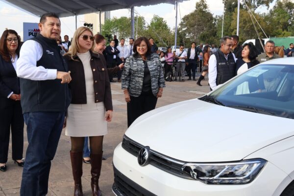 Gobierno de Puebla entregó 35 vehículos