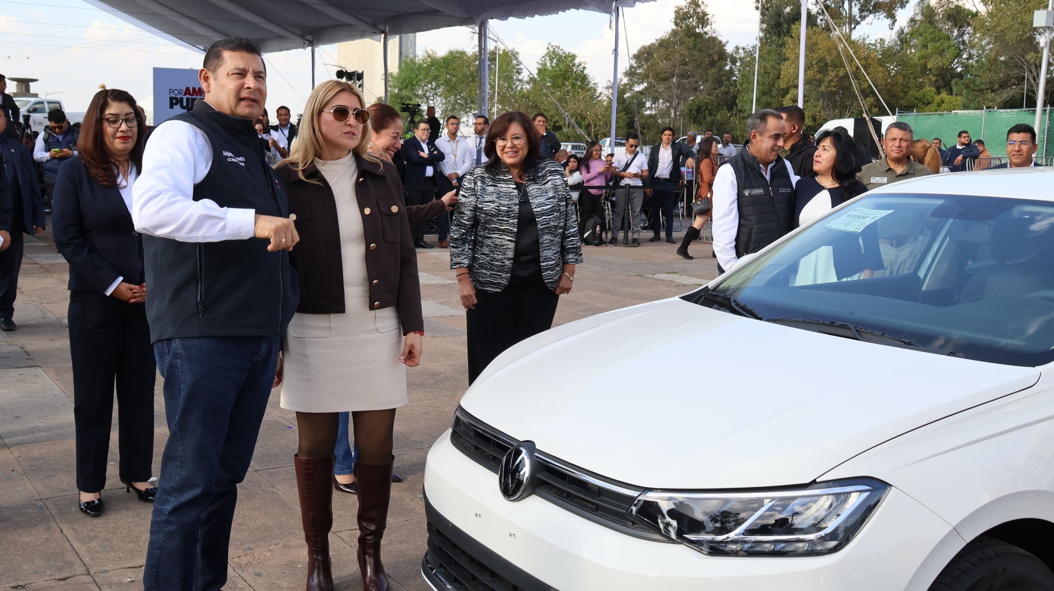 Gobierno de Puebla entregó 35 vehículos