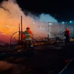 Un incendio en la Central de Abasto de Huixcolotla consumió un local de venta navideña y dejó daños en una torre de energía eléctrica; no se reportaron personas lesionadas.