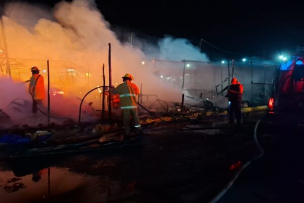 Un incendio en la Central de Abasto de Huixcolotla consumió un local de venta navideña y dejó daños en una torre de energía eléctrica; no se reportaron personas lesionadas.
