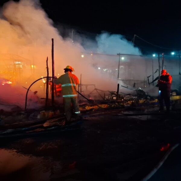 Un incendio en la Central de Abasto de Huixcolotla consumió un local de venta navideña y dejó daños en una torre de energía eléctrica; no se reportaron personas lesionadas.