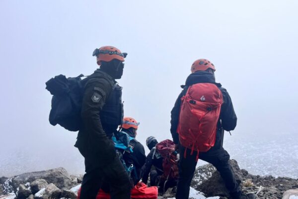 Un alpinista poblano murió tras caer cerca de 50 metros durante el ascenso al volcán Iztaccíhuatl.