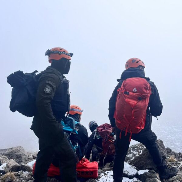 Un alpinista poblano murió tras caer cerca de 50 metros durante el ascenso al volcán Iztaccíhuatl.