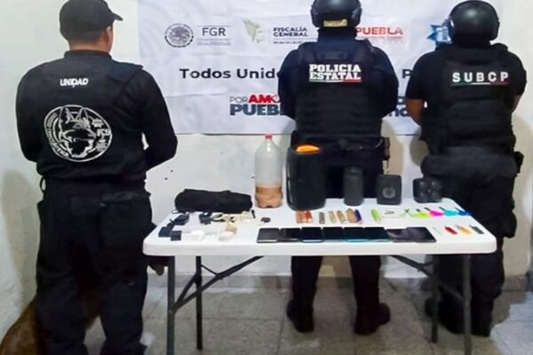 Operativos sorpresa en los Ceresos de Huejotzingo y Tecamachalco permitieron asegurar celulares, objetos punzocortantes y otros artículos prohibidos.