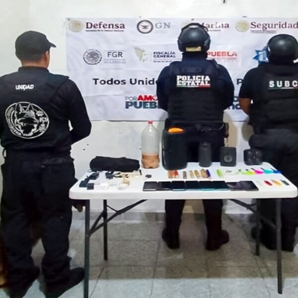 Operativos sorpresa en los Ceresos de Huejotzingo y Tecamachalco permitieron asegurar celulares, objetos punzocortantes y otros artículos prohibidos.