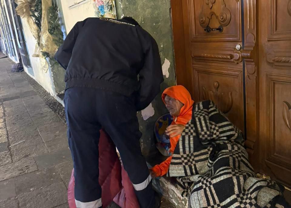 Refuerzan recorridos nocturnos en municipios de Puebla para atender a personas vulnerables ante las bajas temperaturas.