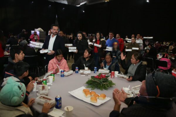 La cena navideña en el Centro Expositor congregó a familias de distintos puntos del estado, como parte del Festival Navideño Por Amor a Puebla.