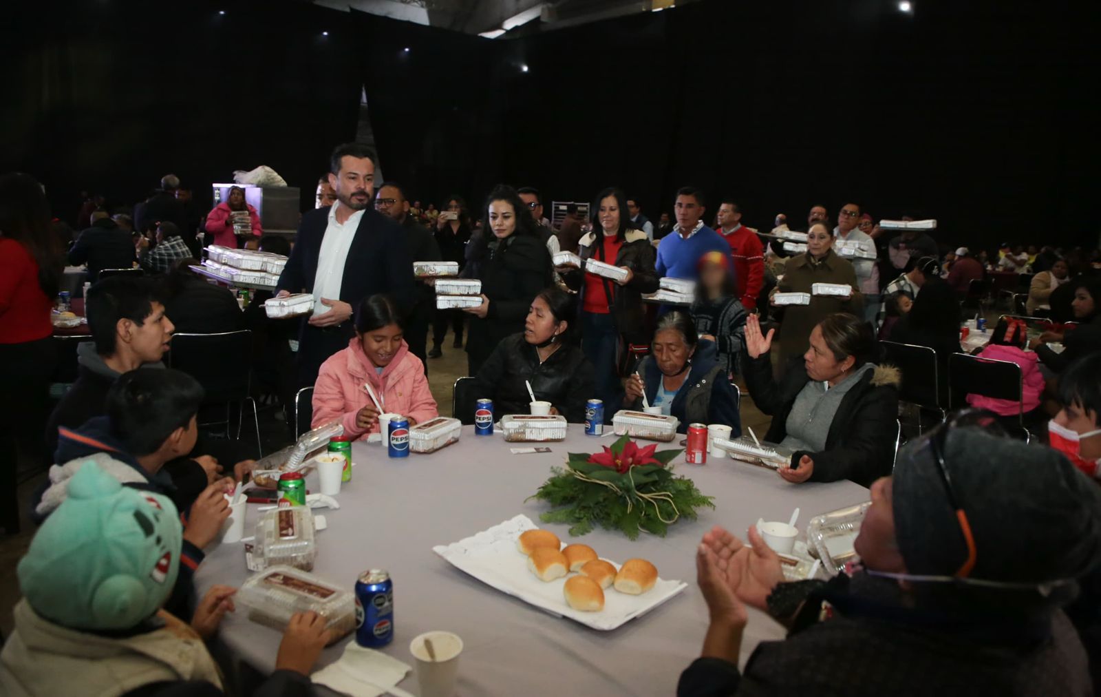 La cena navideña en el Centro Expositor congregó a familias de distintos puntos del estado, como parte del Festival Navideño Por Amor a Puebla.