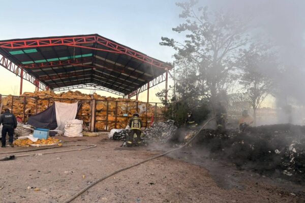 Incendio en recicladora de Coronango genera alarma; autoridades investigan posible acto intencional.