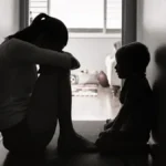 La diputada Fedrha Suriano propone reformar la Ley Vicaria en Puebla para castigar con 2 a 8 años de prisión la violencia ejercida contra madres a través de sus hijos. FOTO: Yahoo Noticias.