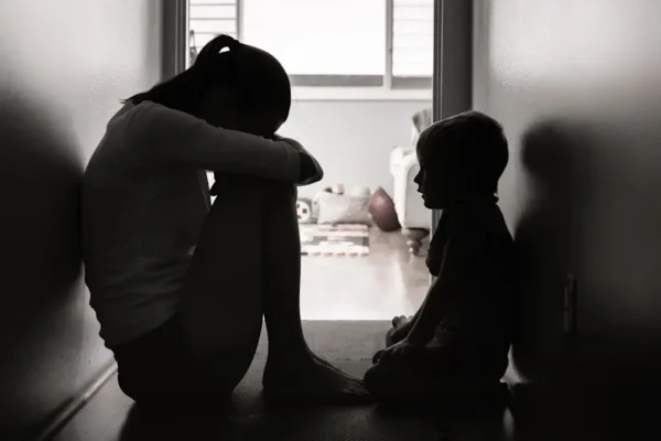 La diputada Fedrha Suriano propone reformar la Ley Vicaria en Puebla para castigar con 2 a 8 años de prisión la violencia ejercida contra madres a través de sus hijos. FOTO: Yahoo Noticias.