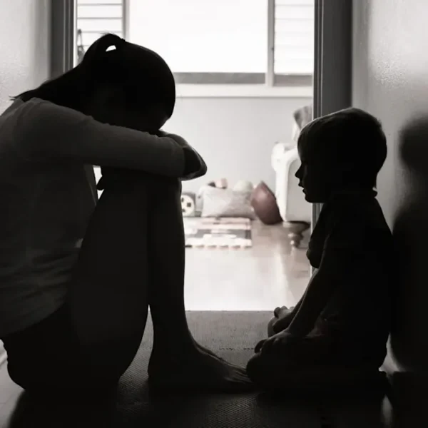 La diputada Fedrha Suriano propone reformar la Ley Vicaria en Puebla para castigar con 2 a 8 años de prisión la violencia ejercida contra madres a través de sus hijos. FOTO: Yahoo Noticias.