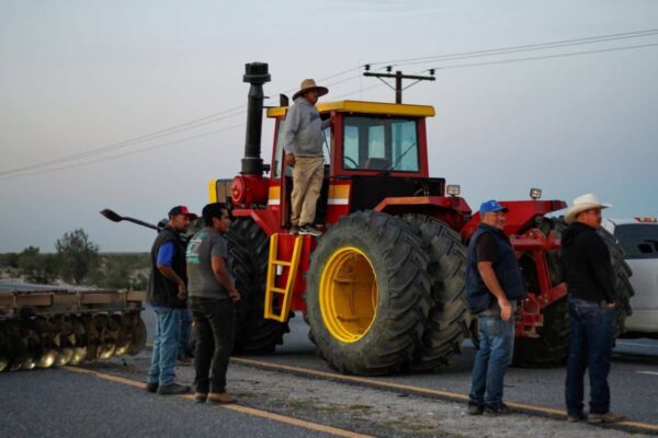 Autoridades intentaron abrir diálogo con pobladores de Quecholac tras el bloqueo carretero, sin respuesta; “El Toñín” y la alcaldesa María Guadalupe Martínez se deslindan de la protesta y niegan participación.