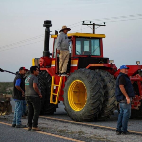 Autoridades intentaron abrir diálogo con pobladores de Quecholac tras el bloqueo carretero, sin respuesta; “El Toñín” y la alcaldesa María Guadalupe Martínez se deslindan de la protesta y niegan participación.