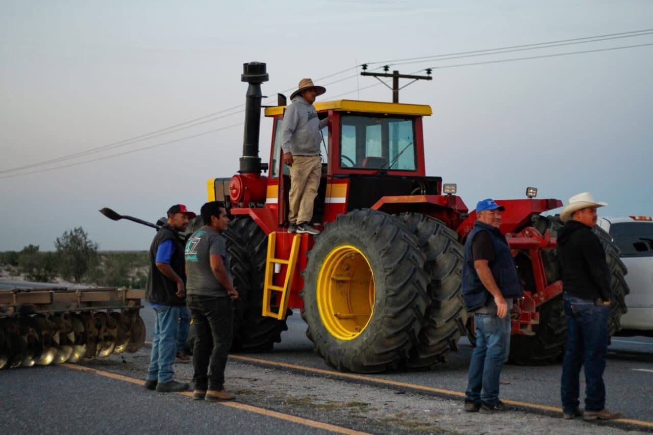 Autoridades intentaron abrir diálogo con pobladores de Quecholac tras el bloqueo carretero, sin respuesta; “El Toñín” y la alcaldesa María Guadalupe Martínez se deslindan de la protesta y niegan participación.