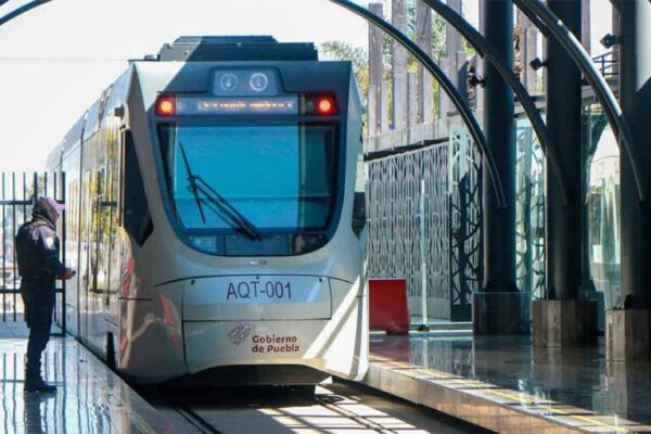 El Tren Ligero Puebla–Atlixco podría atender entre 86 mil y 117 mil pasajeros diarios, según estimaciones preliminares del gobierno estatal. FOTO: Mundo Ejecutivo.