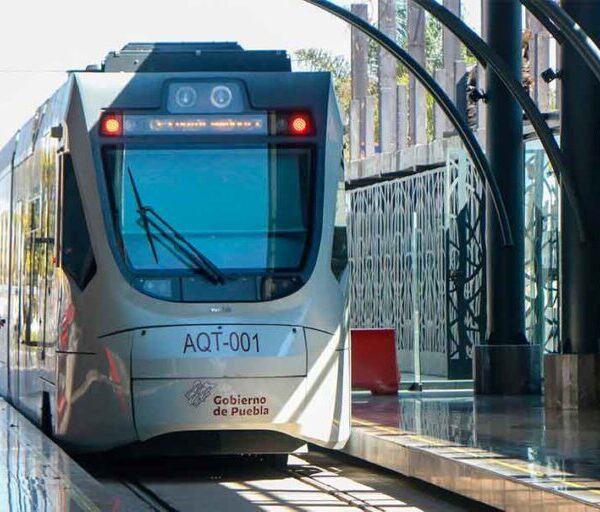 El Tren Ligero Puebla–Atlixco podría atender entre 86 mil y 117 mil pasajeros diarios, según estimaciones preliminares del gobierno estatal. FOTO: Mundo Ejecutivo.