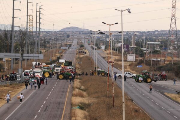 Productores de Puebla, Tlaxcala y Veracruz avanzan con su Caravana de Tractores para exigir certidumbre en la reforma a la Ley de Aguas. FOTO: Ríodoce.