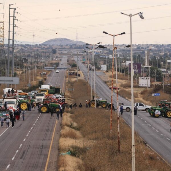 Productores de Puebla, Tlaxcala y Veracruz avanzan con su Caravana de Tractores para exigir certidumbre en la reforma a la Ley de Aguas. FOTO: Ríodoce.
