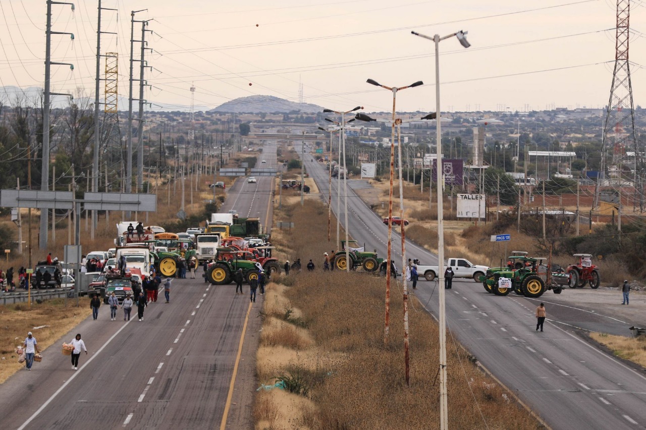 Productores de Puebla, Tlaxcala y Veracruz avanzan con su Caravana de Tractores para exigir certidumbre en la reforma a la Ley de Aguas. FOTO: Ríodoce.
