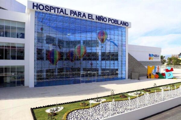 Tras reportes de familias durmiendo afuera del Hospital de la Niñez, el estado anunció que cubrirá el costo del albergue. FOTO: Contigo Puebla.