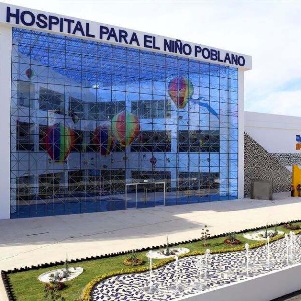 Tras reportes de familias durmiendo afuera del Hospital de la Niñez, el estado anunció que cubrirá el costo del albergue. FOTO: Contigo Puebla.